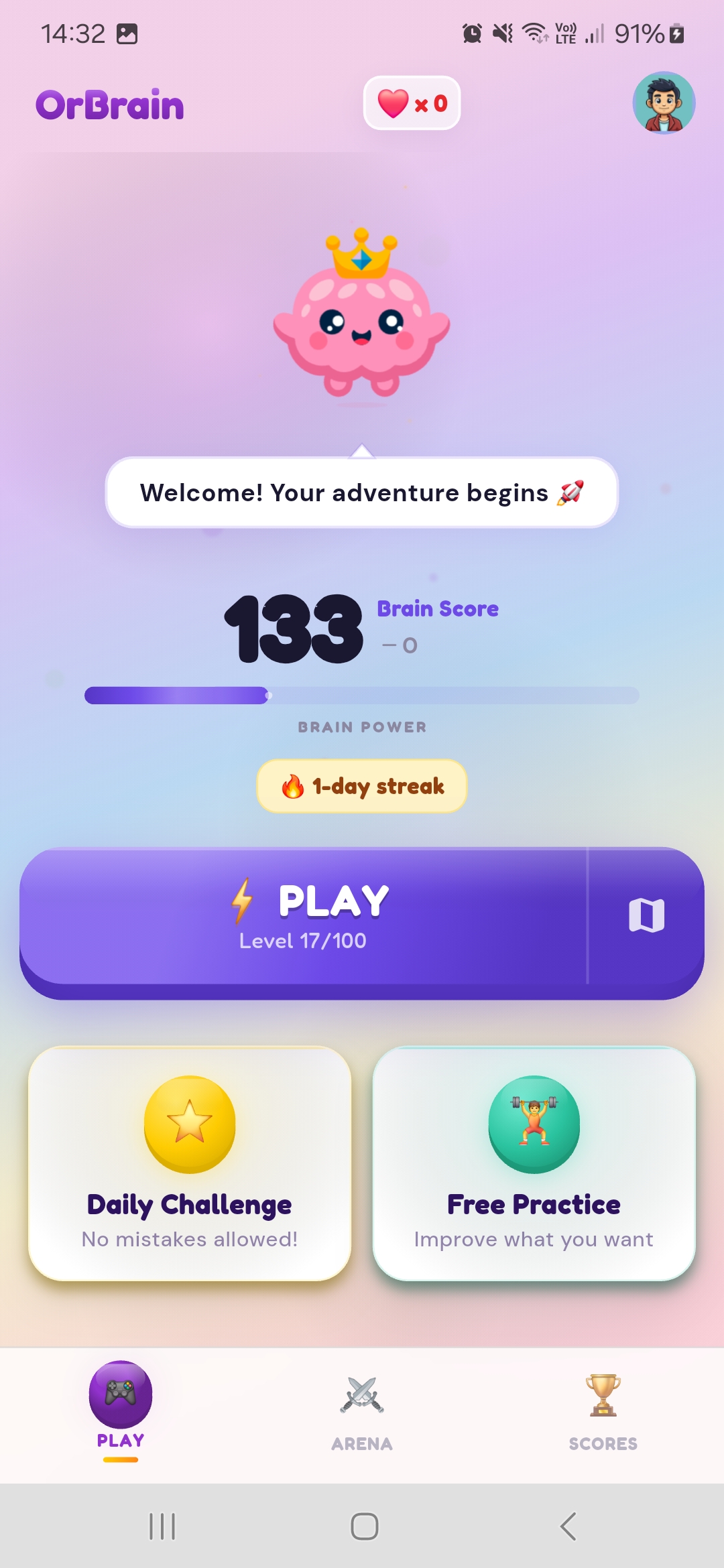 Écran d'accueil de l'app OrBrain : mascotte cerveau, Brain Score 133, bouton PLAY niveau 17/100, Daily Challenge et Free Practice